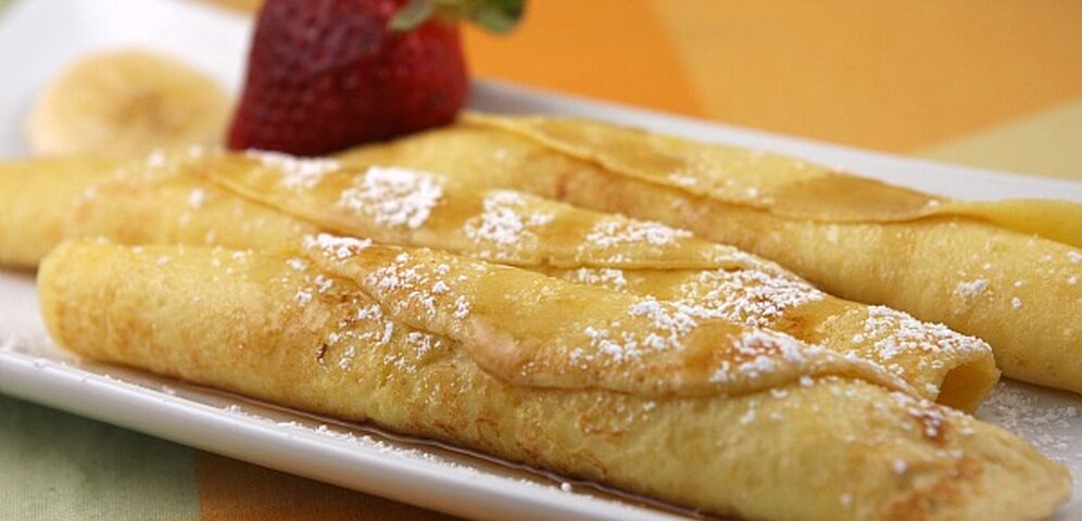 Naleśniki orkiszowe z truskawkami i ananasem